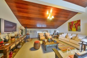 Casa à venda com 186m², 3 dormitórios, 1 suíte, 4 vagas, no bairro Tristeza em Porto Alegre