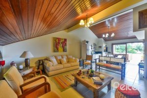 Casa à venda com 186m², 3 dormitórios, 1 suíte, 4 vagas, no bairro Tristeza em Porto Alegre