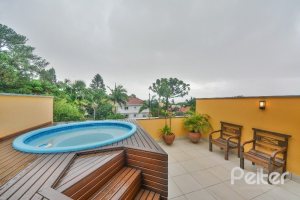 Casa à venda com 186m², 3 dormitórios, 1 suíte, 4 vagas, no bairro Tristeza em Porto Alegre