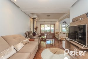 Casa à venda com 352m², 4 dormitórios, 2 suítes, 3 vagas, no bairro Jardim Isabel em Porto Alegre