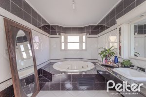 Casa à venda com 352m², 4 dormitórios, 2 suítes, 3 vagas, no bairro Jardim Isabel em Porto Alegre