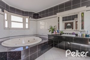 Casa à venda com 352m², 4 dormitórios, 2 suítes, 3 vagas, no bairro Jardim Isabel em Porto Alegre