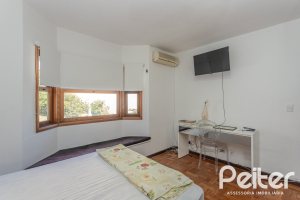Casa à venda com 352m², 4 dormitórios, 2 suítes, 3 vagas, no bairro Jardim Isabel em Porto Alegre
