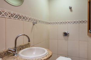 Casa à venda com 174m², 3 dormitórios, 1 suíte, 2 vagas, no bairro Ipanema em Porto Alegre