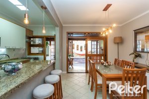 Casa à venda com 174m², 3 dormitórios, 1 suíte, 2 vagas, no bairro Ipanema em Porto Alegre