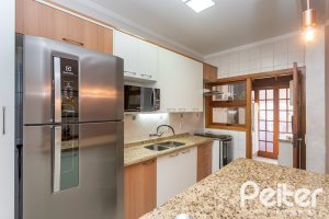Casa à venda com 174m², 3 dormitórios, 1 suíte, 2 vagas, no bairro Ipanema em Porto Alegre