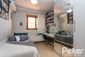 Casa à venda com 174m², 3 dormitórios, 1 suíte, 2 vagas, no bairro Ipanema em Porto Alegre