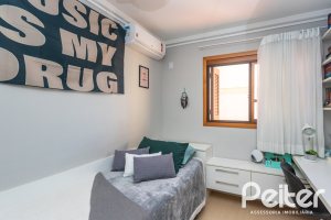 Casa à venda com 174m², 3 dormitórios, 1 suíte, 2 vagas, no bairro Ipanema em Porto Alegre