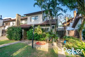 Casa em Condomínio à venda com 318m², 4 dormitórios, 1 suíte, 3 vagas, no bairro Ipanema em Porto Alegre