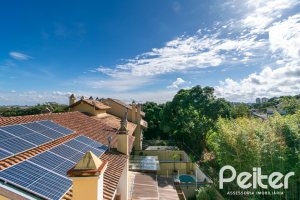 Casa à venda com 163m², 3 dormitórios, 1 suíte, 2 vagas, no bairro Tristeza em Porto Alegre