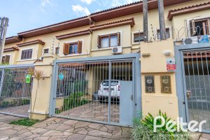 Casa à venda com 163m², 3 dormitórios, 1 suíte, 2 vagas, no bairro Tristeza em Porto Alegre