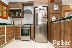 Casa à venda com 163m², 3 dormitórios, 1 suíte, 2 vagas, no bairro Tristeza em Porto Alegre