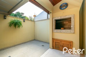 Casa à venda com 163m², 3 dormitórios, 1 suíte, 2 vagas, no bairro Tristeza em Porto Alegre