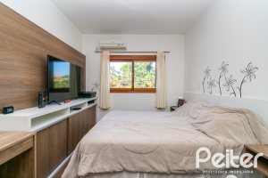 Casa à venda com 163m², 3 dormitórios, 1 suíte, 2 vagas, no bairro Tristeza em Porto Alegre