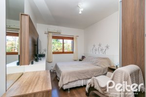 Casa à venda com 163m², 3 dormitórios, 1 suíte, 2 vagas, no bairro Tristeza em Porto Alegre