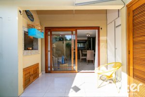 Casa à venda com 163m², 3 dormitórios, 1 suíte, 2 vagas, no bairro Tristeza em Porto Alegre