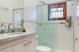 Casa à venda com 163m², 3 dormitórios, 1 suíte, 2 vagas, no bairro Tristeza em Porto Alegre