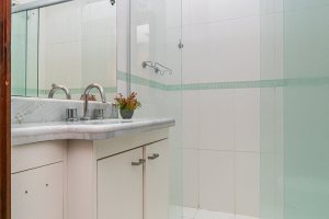 Casa à venda com 163m², 3 dormitórios, 1 suíte, 2 vagas, no bairro Tristeza em Porto Alegre