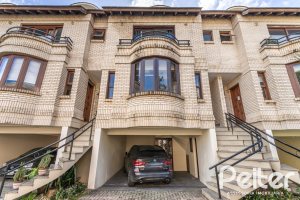 Casa em Condomínio à venda com 182m², 3 dormitórios, 1 suíte, 2 vagas, no bairro Cristal em Porto Alegre