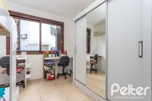 Casa em Condomínio à venda com 182m², 3 dormitórios, 1 suíte, 2 vagas, no bairro Cristal em Porto Alegre