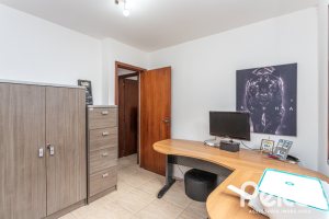 Casa em Condomínio à venda com 182m², 3 dormitórios, 1 suíte, 2 vagas, no bairro Cristal em Porto Alegre