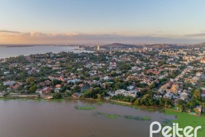 Terreno à venda, no bairro Vila Assunção em Porto Alegre