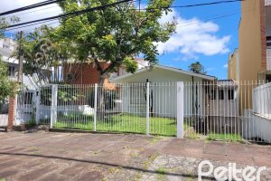 Casa à venda com 205m², 3 dormitórios, 4 vagas, no bairro Tristeza em Porto Alegre
