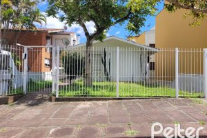 Casa à venda com 205m², 3 dormitórios, 4 vagas, no bairro Tristeza em Porto Alegre