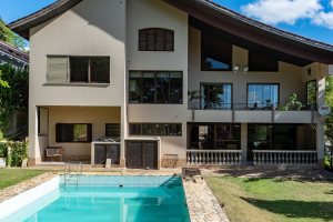 Casa em Condomínio à venda com 565m², 5 dormitórios, 3 suítes, 4 vagas, no bairro Cavalhada em Porto Alegre