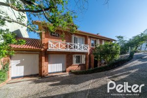 Casa à venda com 256m², 3 dormitórios, 1 suíte, 2 vagas, no bairro Teresópolis em Porto Alegre