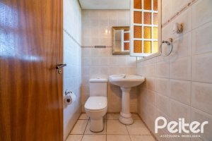 Casa à venda com 256m², 3 dormitórios, 1 suíte, 2 vagas, no bairro Teresópolis em Porto Alegre