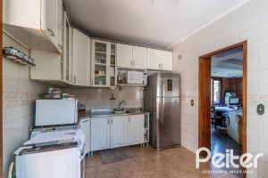 Casa à venda com 256m², 3 dormitórios, 1 suíte, 2 vagas, no bairro Teresópolis em Porto Alegre