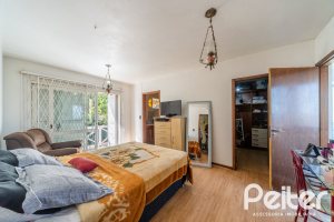 Casa à venda com 256m², 3 dormitórios, 1 suíte, 2 vagas, no bairro Teresópolis em Porto Alegre