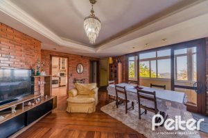 Casa à venda com 256m², 3 dormitórios, 1 suíte, 2 vagas, no bairro Teresópolis em Porto Alegre