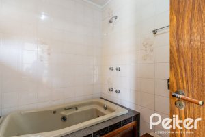 Casa à venda com 256m², 3 dormitórios, 1 suíte, 2 vagas, no bairro Teresópolis em Porto Alegre