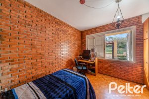 Casa à venda com 256m², 3 dormitórios, 1 suíte, 2 vagas, no bairro Teresópolis em Porto Alegre