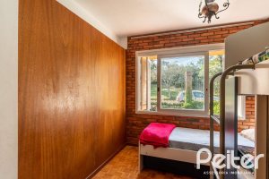 Casa à venda com 256m², 3 dormitórios, 1 suíte, 2 vagas, no bairro Teresópolis em Porto Alegre