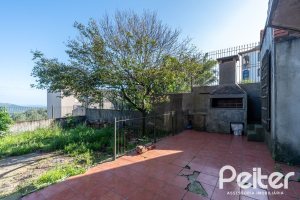 Casa à venda com 256m², 3 dormitórios, 1 suíte, 2 vagas, no bairro Teresópolis em Porto Alegre