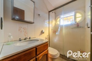 Casa à venda com 256m², 3 dormitórios, 1 suíte, 2 vagas, no bairro Teresópolis em Porto Alegre