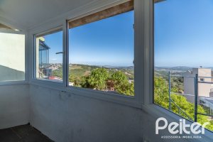 Casa à venda com 256m², 3 dormitórios, 1 suíte, 2 vagas, no bairro Teresópolis em Porto Alegre