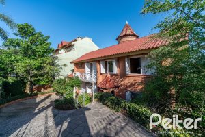 Casa à venda com 256m², 3 dormitórios, 1 suíte, 2 vagas, no bairro Teresópolis em Porto Alegre