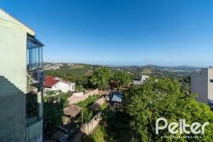 Casa à venda com 256m², 3 dormitórios, 1 suíte, 2 vagas, no bairro Teresópolis em Porto Alegre