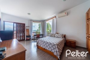 Casa em Condomínio à venda com 495m², 3 dormitórios, 1 suíte, 5 vagas, no bairro Nonoai em Porto Alegre