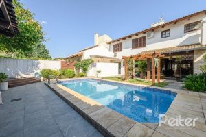 Casa à venda com 238m², 4 dormitórios, 1 suíte, 2 vagas, no bairro Ipanema em Porto Alegre