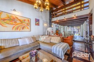 Casa à venda com 238m², 4 dormitórios, 1 suíte, 2 vagas, no bairro Ipanema em Porto Alegre