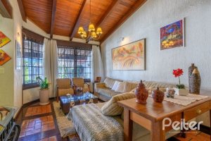 Casa à venda com 238m², 4 dormitórios, 1 suíte, 2 vagas, no bairro Ipanema em Porto Alegre