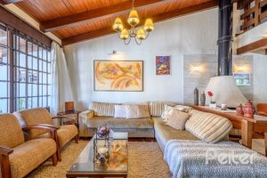 Casa à venda com 238m², 4 dormitórios, 1 suíte, 2 vagas, no bairro Ipanema em Porto Alegre