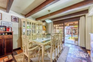 Casa à venda com 238m², 4 dormitórios, 1 suíte, 2 vagas, no bairro Ipanema em Porto Alegre