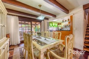 Casa à venda com 238m², 4 dormitórios, 1 suíte, 2 vagas, no bairro Ipanema em Porto Alegre