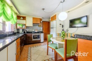 Casa à venda com 238m², 4 dormitórios, 1 suíte, 2 vagas, no bairro Ipanema em Porto Alegre